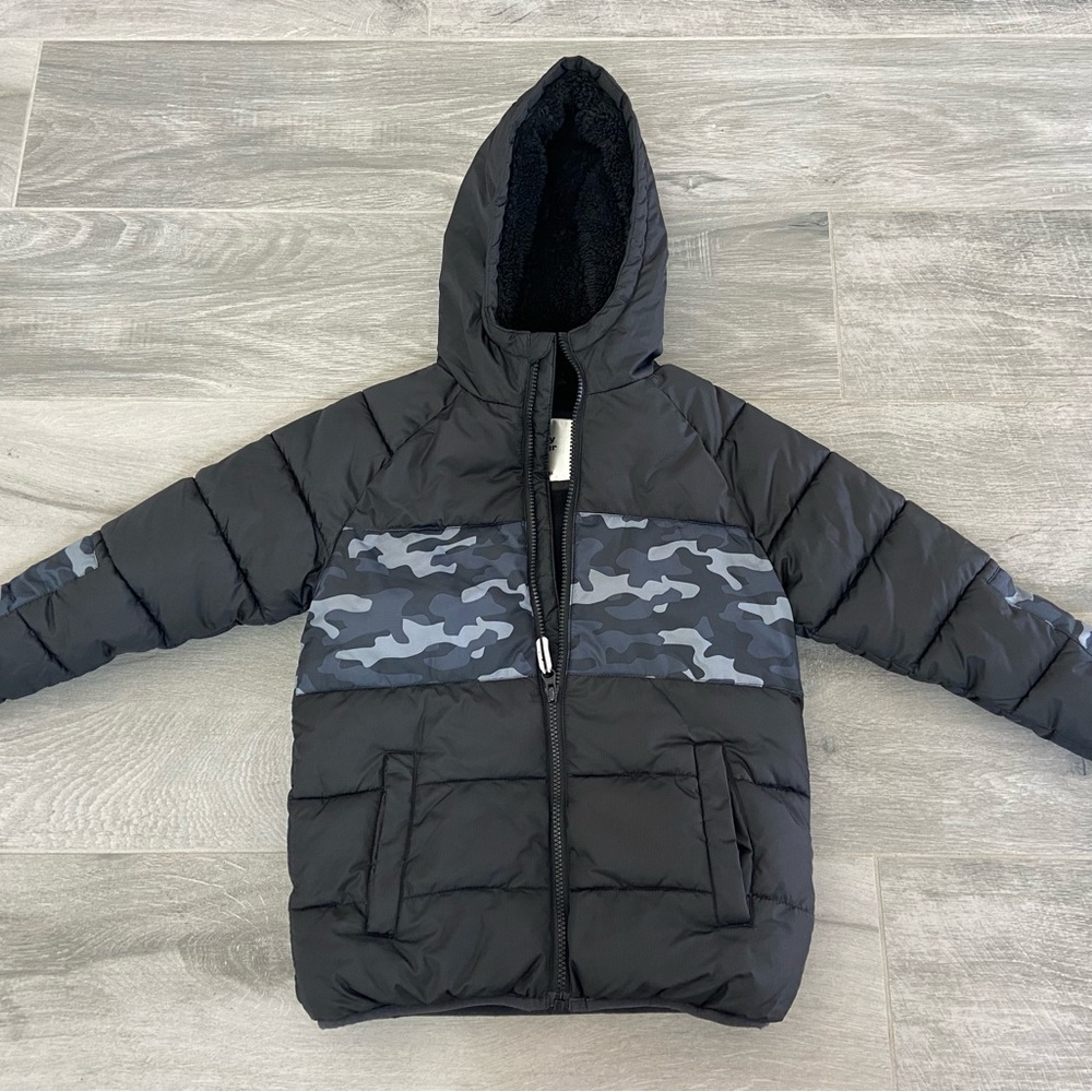 Brand new black size 7 puffy jacket in excellent condition.